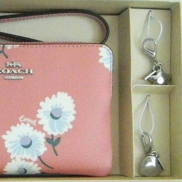 COACH BOXED CORNER ZIP WRISTLET WITH DAISY PRINT - Picture 3 of 3